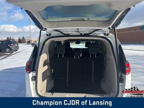 Used 2024 Chrysler Pacifica Touring-L image 11