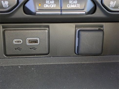 Used 2024 GMC Yukon SLT w/ SLT Luxury Package image 26