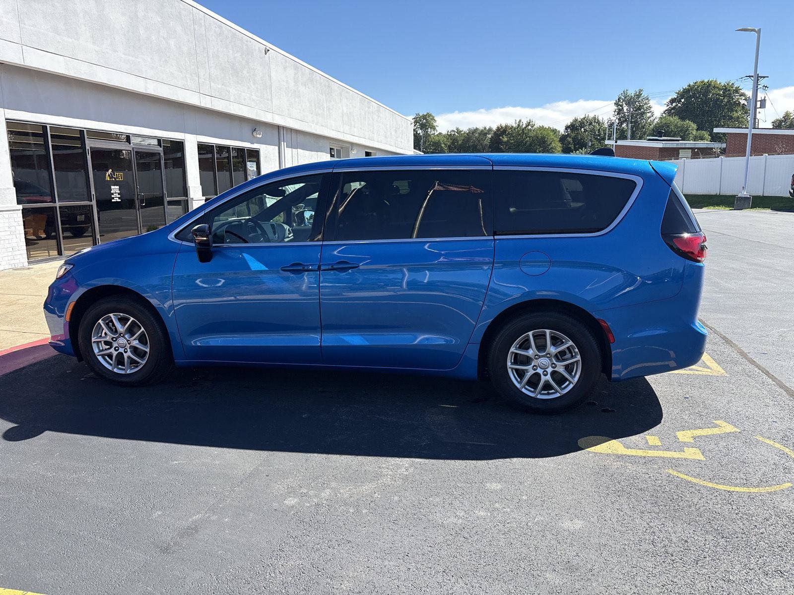 Used 2026 Chrysler Pacifica Select FWD image 8
