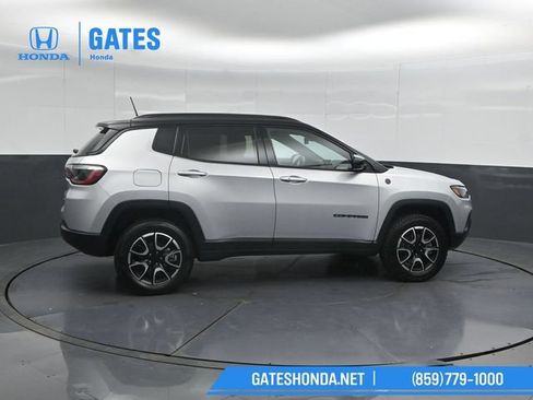 Used 2024 Jeep Compass Trailhawk AWD/4WD image 3