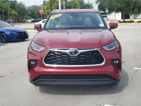 Certified 2025 Toyota Highlander Limited FWD image 8