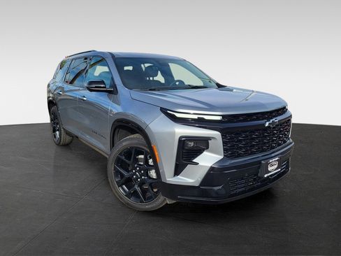Used 2024 Chevrolet Traverse RS image 3