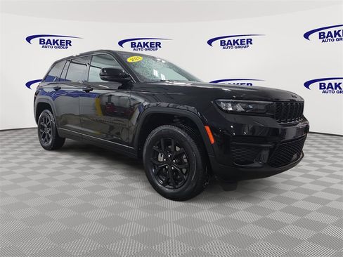 Used 2024 Jeep Grand Cherokee Altitude image 3