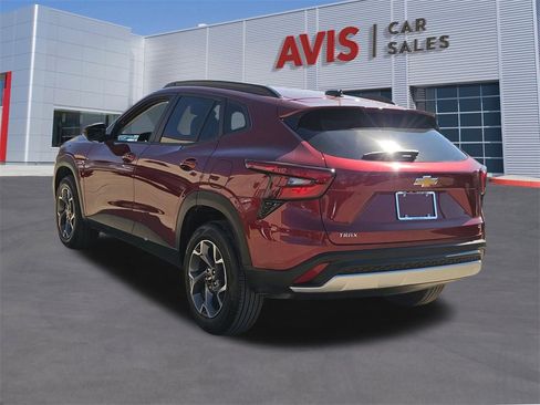 Used 2025 Chevrolet Trax LT w/ LT Convenience Package image 3