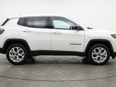 Used 2025 Jeep Compass Latitude AWD/4WD image 11