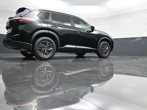 Used 2025 Nissan Rogue S image 34