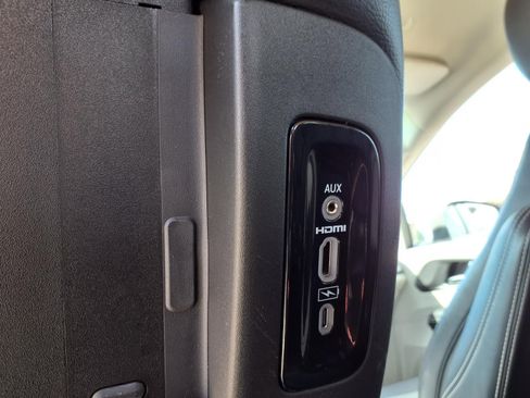 Certified 2022 Chrysler Pacifica Touring-L w/ Uconnect Theater Family Group image 25