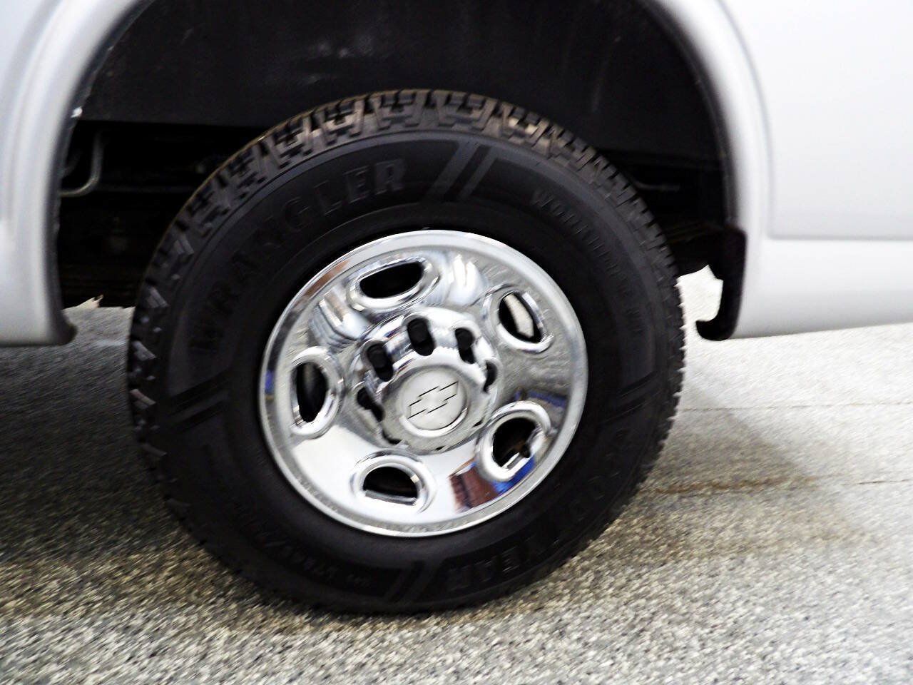 Used 2017 Chevrolet Express 2500 LS RWD image 20