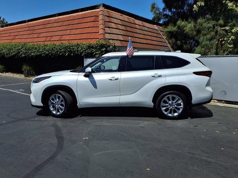 Used 2023 Toyota Highlander Limited FWD image 3
