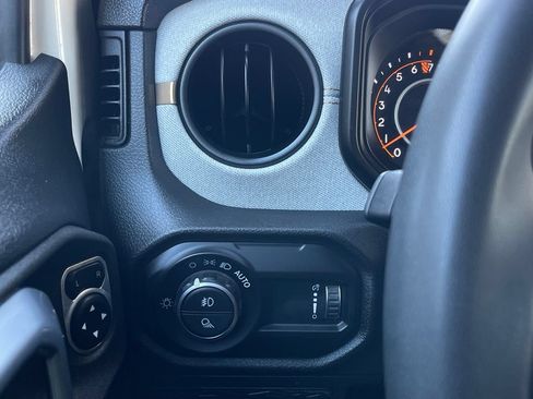 Used 2025 Jeep Gladiator Sport AWD/4WD image 12