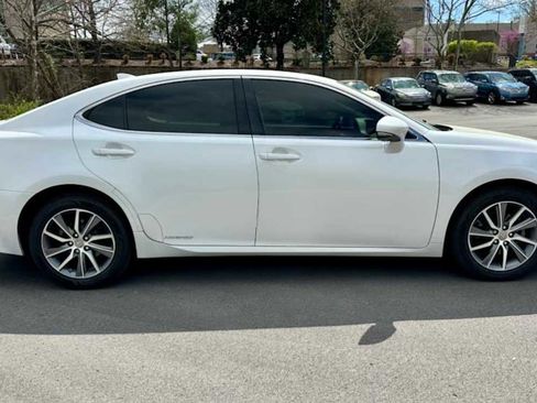 Used 2016 Lexus ES 300h w/ Navigation System Package image 4
