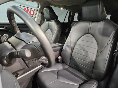 Certified 2025 Toyota Highlander XLE image 24