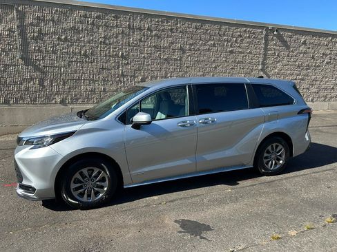 Used 2021 Toyota Sienna LE AWD/4WD image 8