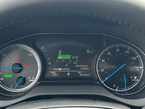 Used 2024 Toyota Venza LE AWD/4WD image 23