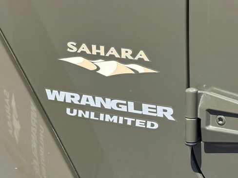 Used 2015 Jeep Wrangler Unlimited Sahara w/ Max Tow Package AWD/4WD image 25