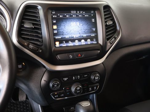 Used 2018 Jeep Cherokee Trailhawk AWD/4WD image 5