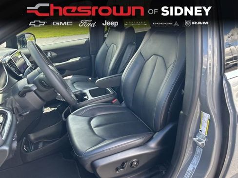 Used 2025 Chrysler Pacifica Select FWD image 34