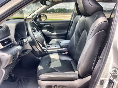 Used 2023 Toyota Highlander Limited FWD image 11