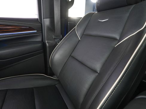 Used 2022 Cadillac Escalade Premium Luxury AWD/4WD image 25