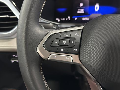 Certified 2025 Volkswagen Taos SE image 22