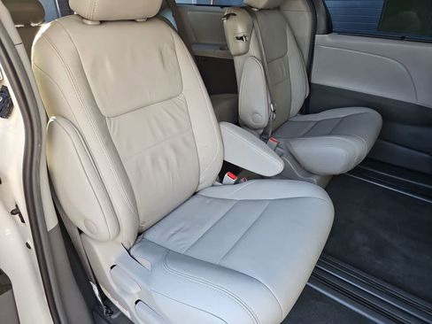 Used 2017 Toyota Sienna XLE Premium image 17