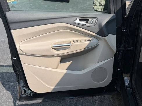 Used 2017 Ford Escape SE w/ Equipment Group 201A FWD image 28