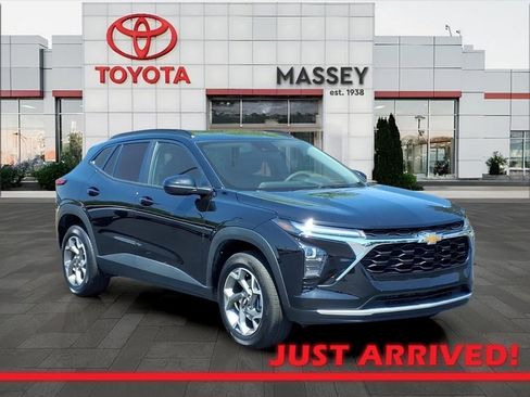Used 2025 Chevrolet Trax LT FWD image 1