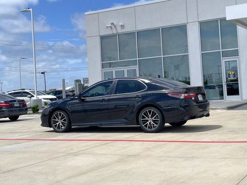 Used 2022 Toyota Camry SE FWD image 4
