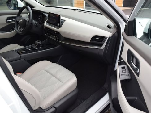 Used 2025 Nissan Rogue SV image 8