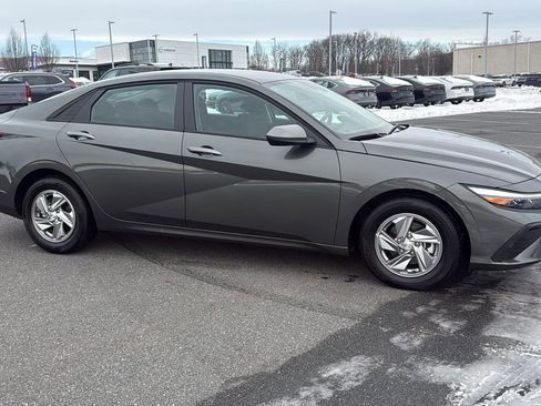 Used 2025 Hyundai Elantra SE image 3