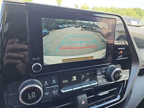 Used 2024 Toyota Highlander LE FWD image 26