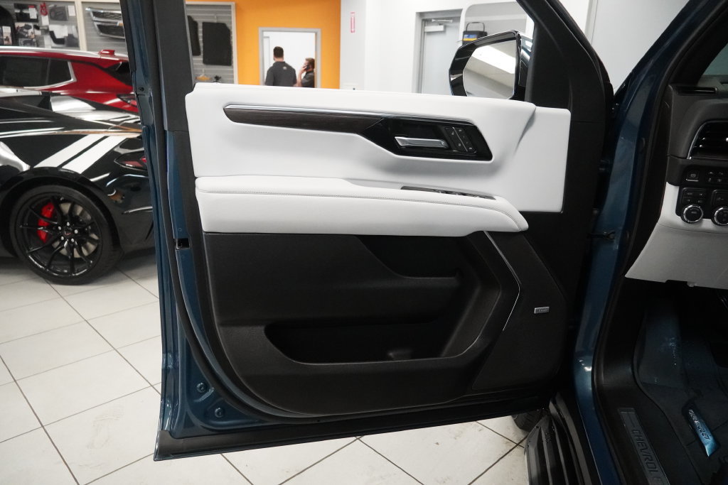 Used 2025 Chevrolet Tahoe Premier AWD/4WD image 6