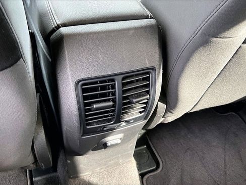 Used 2019 Ford Escape SE image 18