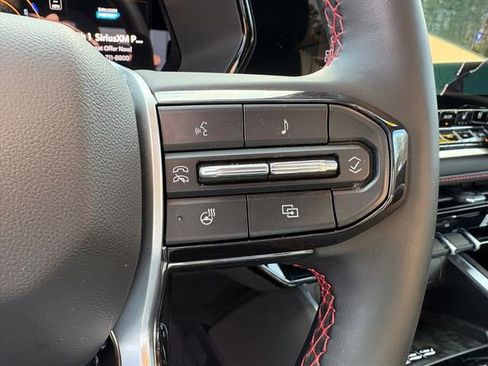 Used 2025 Chevrolet Colorado Z71 w/ Technology Package image 12