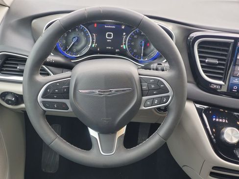 Used 2024 Chrysler Pacifica Touring-L image 32