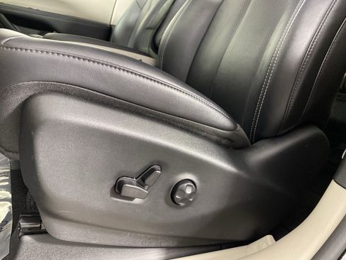 Used 2024 Chrysler Pacifica Touring-L image 17