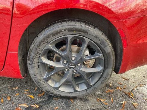 Used 2025 Chrysler Pacifica Limited image 34