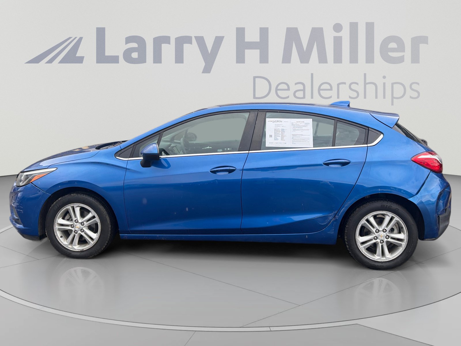 Used 2017 Chevrolet Cruze LT FWD image 2