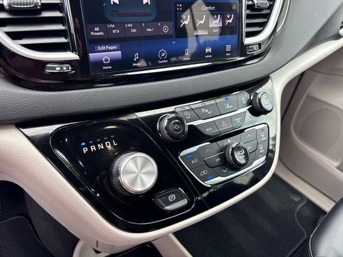 Used 2024 Chrysler Pacifica Touring-L FWD image 24