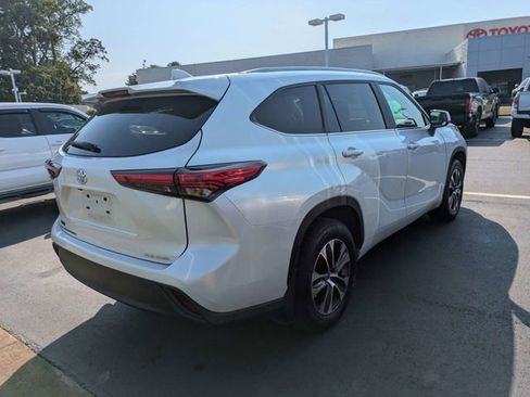 Used 2023 Toyota Highlander XLE AWD/4WD image 3