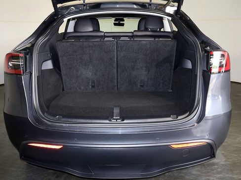 Used 2021 Tesla Model Y Long Range AWD/4WD image 24
