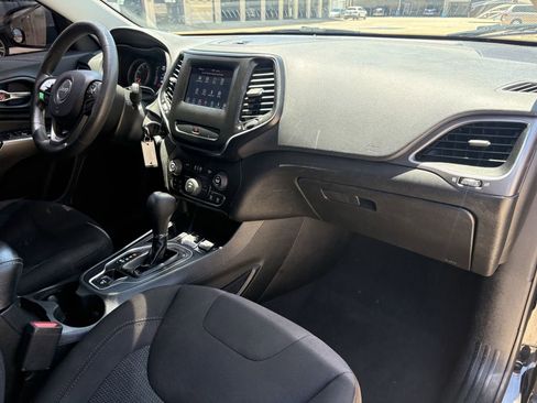 Used 2019 Jeep Cherokee Latitude w/ Popular Appearance Group FWD image 25