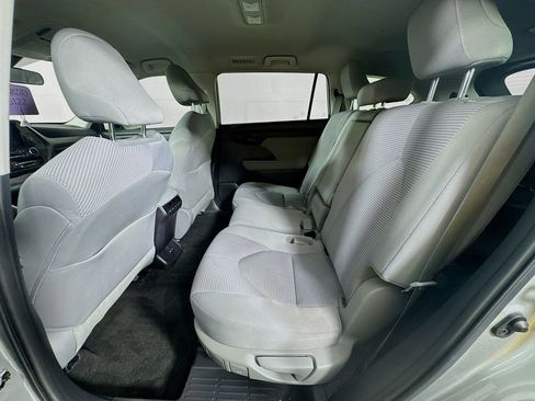 Used 2023 Toyota Highlander LE image 27