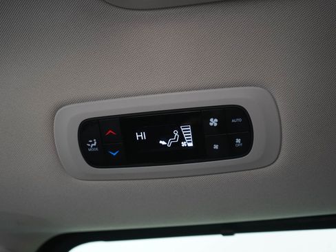 Used 2023 Chrysler Pacifica Touring-L FWD image 17