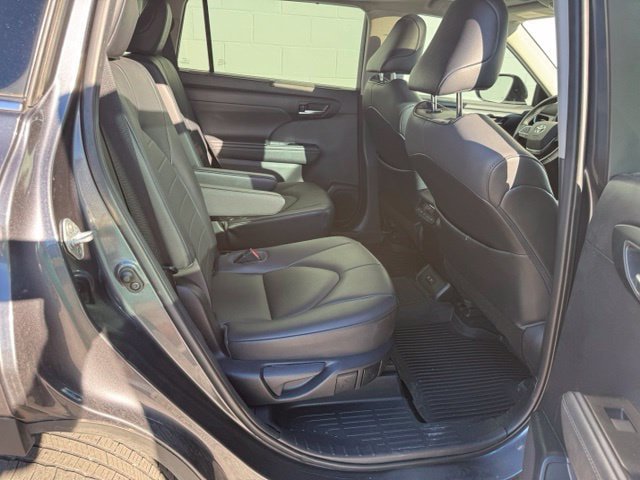Used 2020 Toyota Highlander XLE AWD/4WD image 16