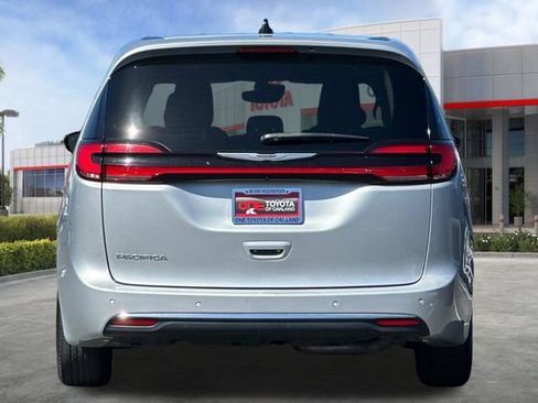 Used 2024 Chrysler Pacifica Touring-L FWD image 5