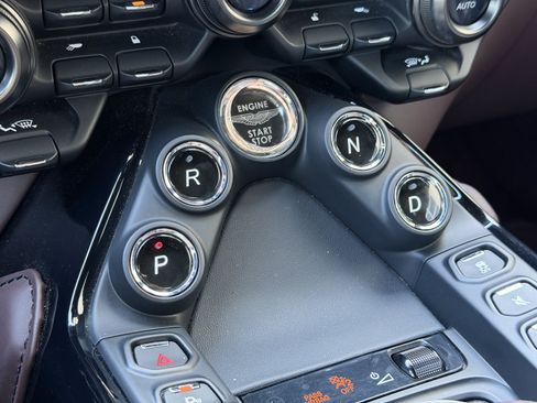 Used 2023 Aston Martin V8 Vantage Roadster RWD image 31