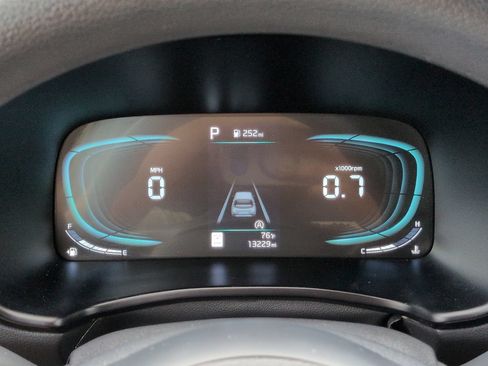 Used 2025 Kia Soul LX w/ LX Technology Package FWD image 25