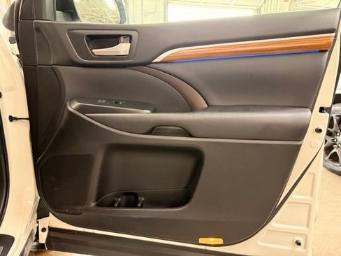 Used 2017 Toyota Highlander Limited AWD/4WD image 30