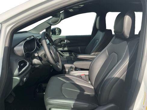 New 2025 Chrysler Voyager LX image 9